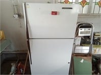 GE refrigerator/ freezer / fridge - needs cleaned