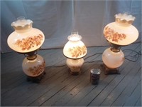3 lampes genre lampe à pétrole à décor floral