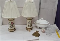 Pair of lamps, cake pedestal, brass cat, soup