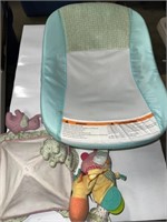 INFANT BATH SEAT AND MOBIL