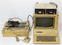 (JL) apple IIe computer including monitor,