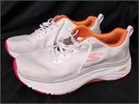 One pair of women's 7.5 athletic shoes no insoles