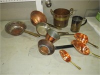 COLLECTION OF BRASS & COPPER PANS, SCOOPS, MISC
