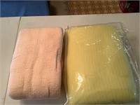 2 bed spreads yellow and peach