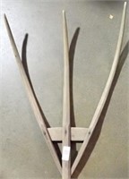 EARLY PITCHFORK 68"