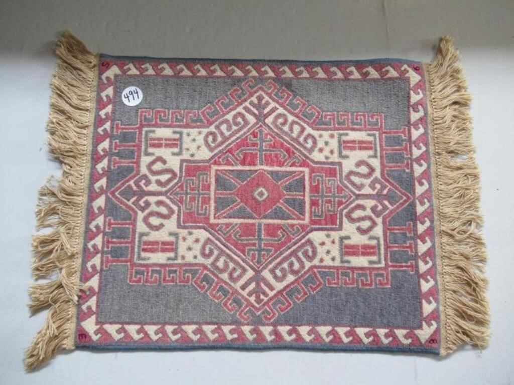 HOOKED PATTERNED CARPET (SM)