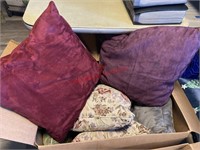 Throw Pillow Lot. Nice Condition (back house)