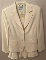 B - WOMEN'S NYGARD COLLECTION SUIT SIZE 6 (A101)