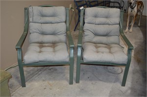 Pair of green outdoor patio chairs w/cusions