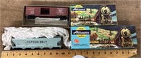 2 Athearn train cars