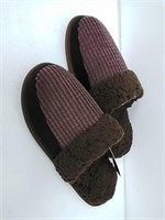 New Komforme men's slippers, size small 7 to 8