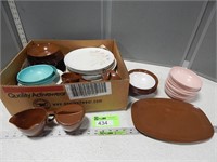 Assorted plastic dinnerware