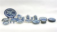(34) pieces of Chinese Canton porcelain. 19th