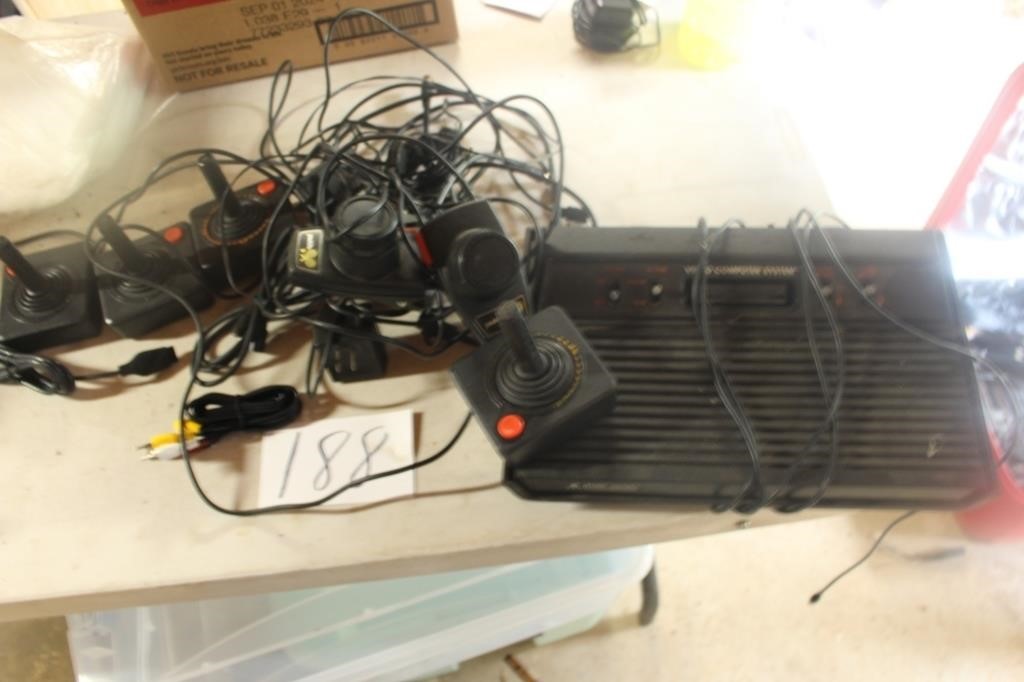 ATARI 2600 CONSOLE, CONTROLLERS