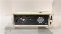 Vintage Montgomery Ward airline AM/FM radio clock