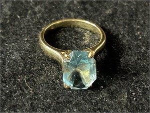 18K Gold Ring with Blue Stone