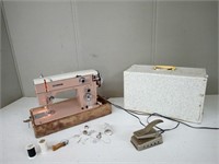 NELCO VINTAGE SEWING MACHINE WORKS W/THREAD +