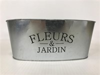 Flyers & Jardin metal planter