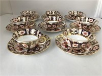 AYNSLEY IMARI PATTERN 5500 - 8 CUPS AND 11 SAUCERS