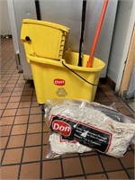 Mop Bucket, 2 Mops & 4 Replacements (7)