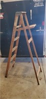 Wooden 5' step ladder