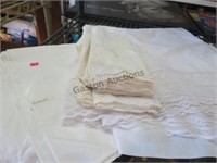 ASSORTED TABLE LINENS AND NAPKINS