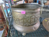 METAL EMBOSSED FOOTED POT WITH HANDLE