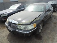 1999 Lincoln Town Car 1LNHM82W5XY639196 Black