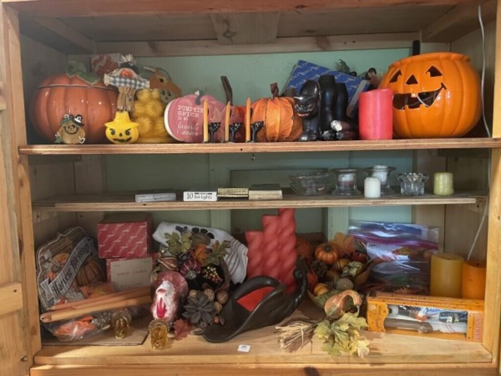 COLLECTION OF HALLOWEEN DECORATIONS