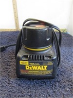 DEWALT CHARGER & 14.4 V BATTERY