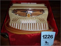 Castigilone Italian-made accordion/case, #703