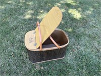 1978 Hawkeye Burlington wicker picnic basket
