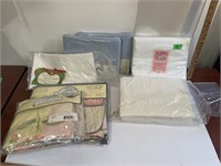 Assorted sheets & pillowcases & 1 pillow sham