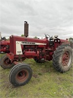 IH Farmall 806 Tractor