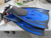 PAIR OF LIKE NEW SCUBA FLIPPERS