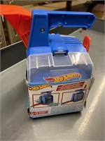 Hot Wheels carry case with 2 cars