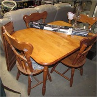 MAPLE KITCHEN TABLE W/ 4 CHAIRS & 2 LEAVES