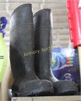 SIZE 8 RUBBER BOOTS