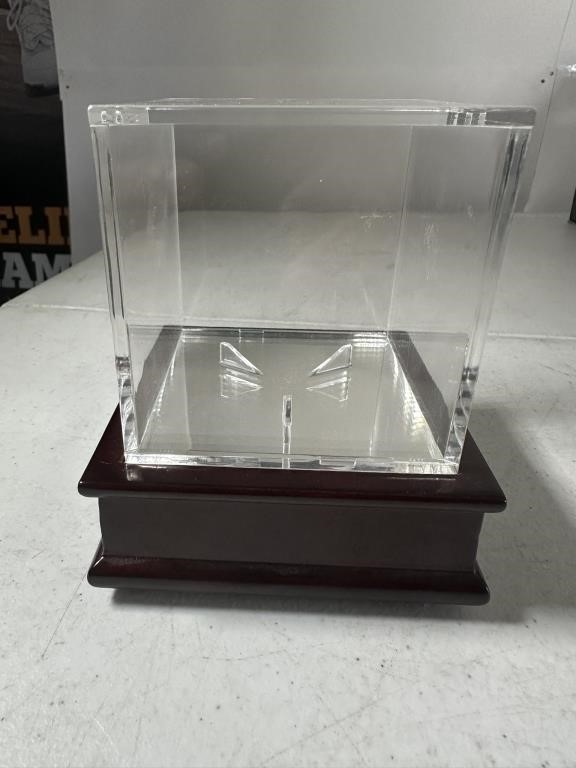 BASEBALL CUBE DISPLAY WITH MIRRORED BASE