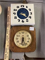 2 vintage clocks. – Telechron-untested