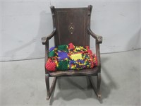 Vtg 23"x 28"x 33" Rocking Chair W/Throw Blanket