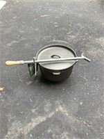 New Dutch oven pot and lid lifter