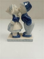 Holland kissing couple figurine