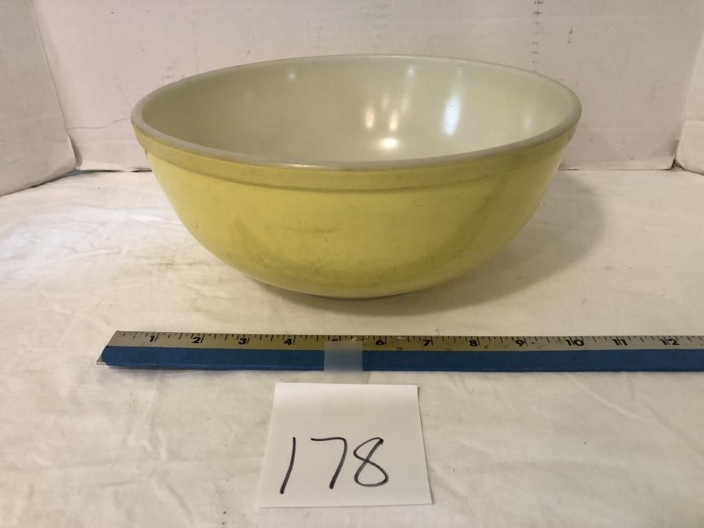 Yellow Pyrex bowl, large