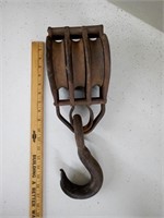 VINTAGE RUSTIC IRON TACKLE & TRIPLE PULLEY W/HOOK