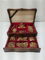 Vintage Jewelry Box w Gold Coloured Jewelry