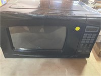 700 Watt Microwave Oven (Works)