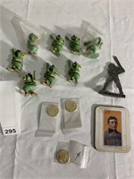 PIRATES PARROT FIGURES, HALL OF FAME MAZ. COIN,