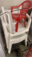 Lot of 6 plastic chairs