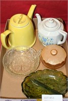 FLAT BOX OF CERAMIC & GLASS COLLECTIBLES